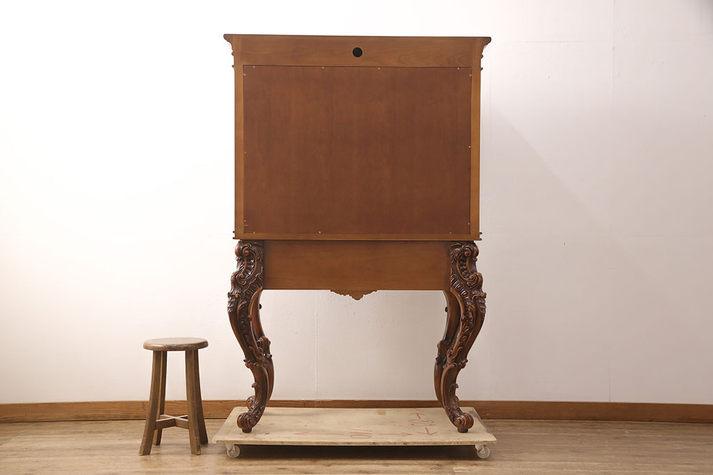 中古　超美品　超高級品　イタリア　Asnaghi Interiors(アスナギインテリア)　ロココ調　脚の凝った装飾が美しいキュリオケース(定価約300万円)(キャビネット、ガラスケース、ショーケース、Gケース)(R-052454)