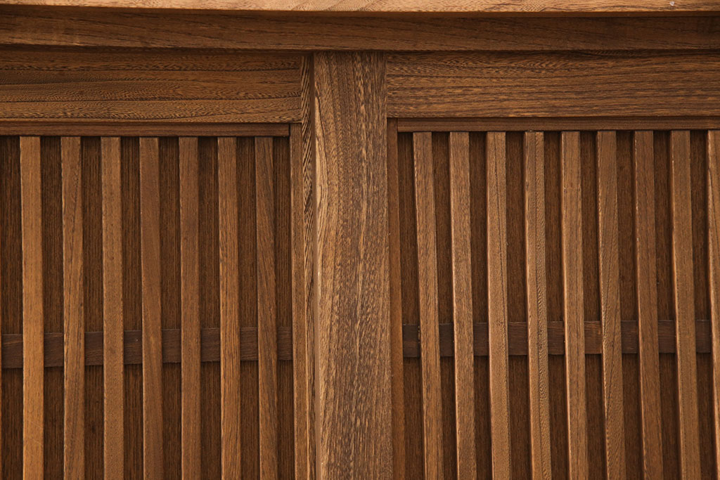中古　美品　国産手造り家具　ケヤキ材製　品のある佇まいが上質な和の空間にぴったりな水屋箪笥(定価約66万円)(食器棚、収納棚、和風キャビネット、重ねタンス)(R-052598)