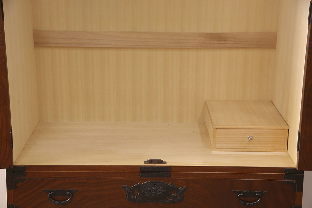 中古　超美品　国産民芸家具　細やかな金具と凛とした佇まいが美しいワードローブ(洋服タンス、キャビネット)(R-052606)