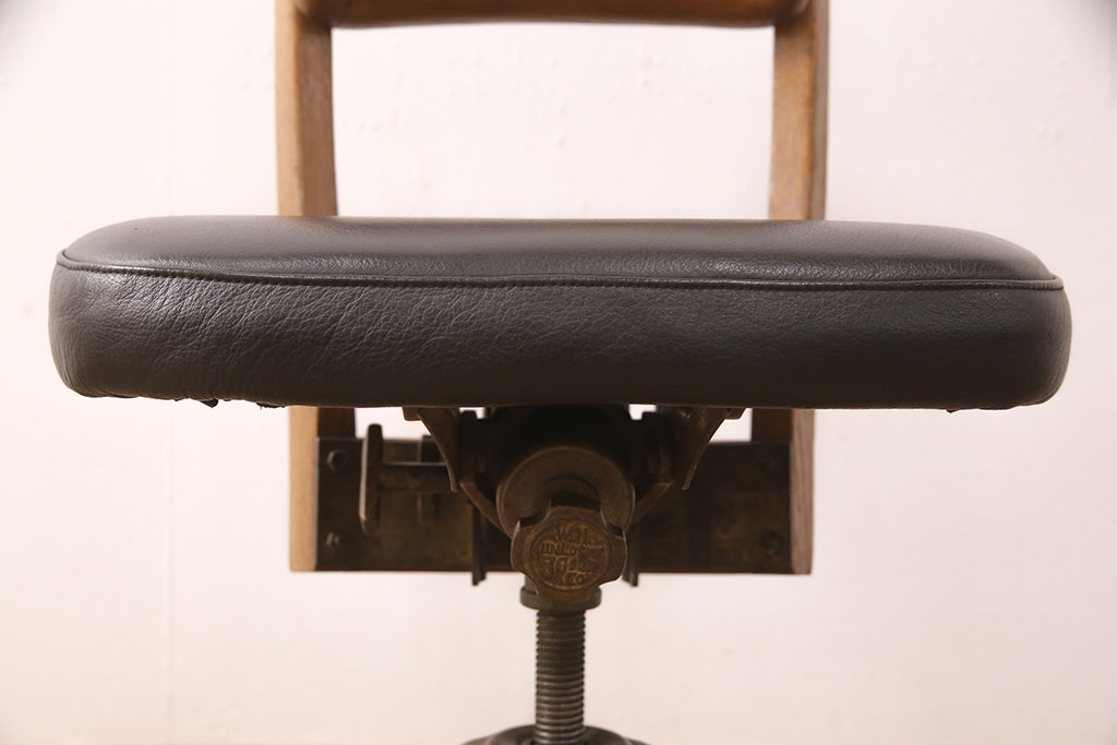 美品　アメリカビンテージ　W.H.GUNLOCKE CHAIR CO.(W.H.ガンロックチェア社)　ナラ材　洗練されたフォルムのデスクチェア(回転椅子、ヴィンテージ)(R-052623)