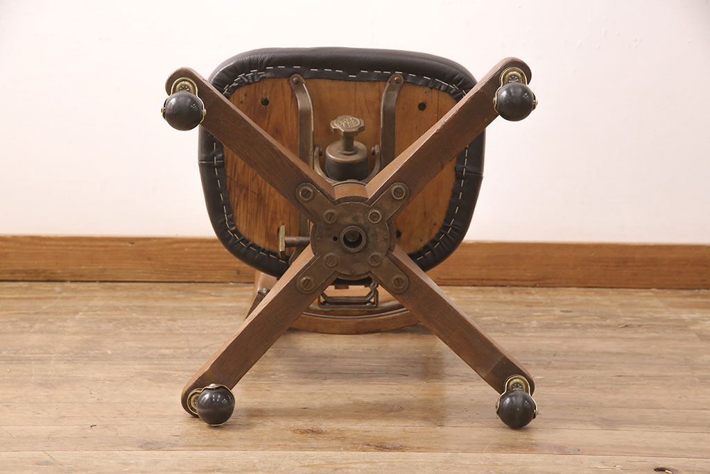 美品　アメリカビンテージ　W.H.GUNLOCKE CHAIR CO.(W.H.ガンロックチェア社)　ナラ材　洗練されたフォルムのデスクチェア(回転椅子、ヴィンテージ)(R-052623)