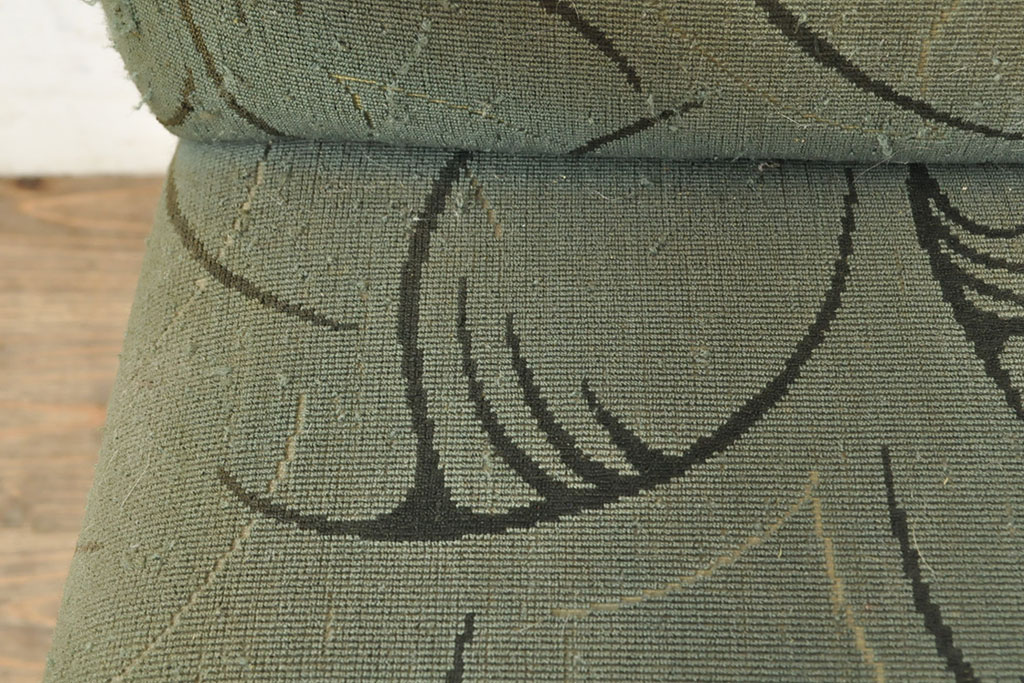 デンマークビンテージ　チーク材　緩やかなカーブを描いたアームが特徴的なイージーチェア(アームチェア、ヴィンテージ、北欧)(R-052632)
