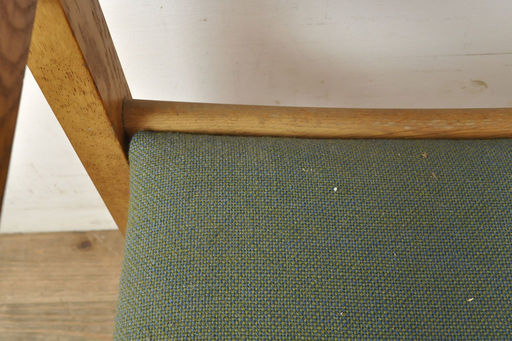 デンマークビンテージ　Hans J Wegner(ハンス・J・ウェグナー)　GETAMA(ゲタマ)　CONFERENCECHAIR　オーク材　洗練された佇まいが目を引くカンファレンスチェア(アームチェア、イス、椅子、ダイニングチェア、ヴィンテージ、北欧)(R-052634)