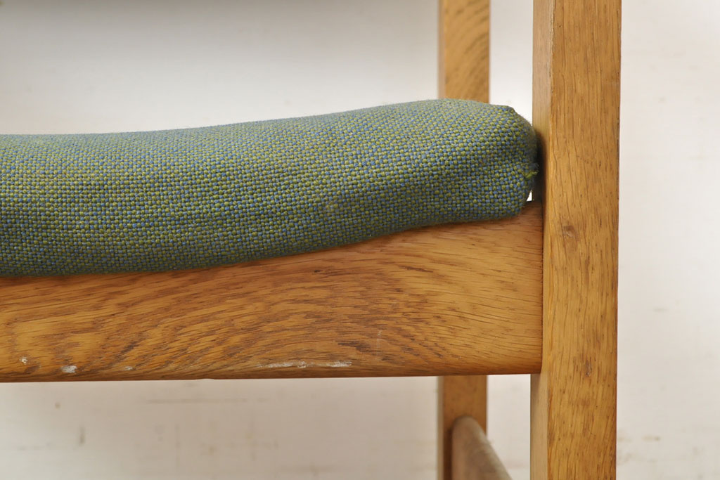 デンマークビンテージ　Hans J Wegner(ハンス・J・ウェグナー)　GETAMA(ゲタマ)　CONFERENCECHAIR　オーク材　洗練された佇まいが目を引くカンファレンスチェア(アームチェア、イス、椅子、ダイニングチェア、ヴィンテージ、北欧)(R-052634)