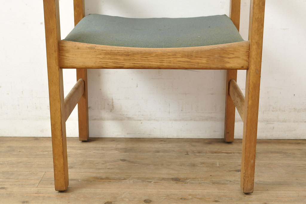 デンマークビンテージ　Hans J Wegner(ハンス・J・ウェグナー)　GETAMA(ゲタマ)　CONFERENCECHAIR　オーク材　洗練された佇まいが目を引くカンファレンスチェア(アームチェア、イス、椅子、ダイニングチェア、ヴィンテージ、北欧)(R-052634)