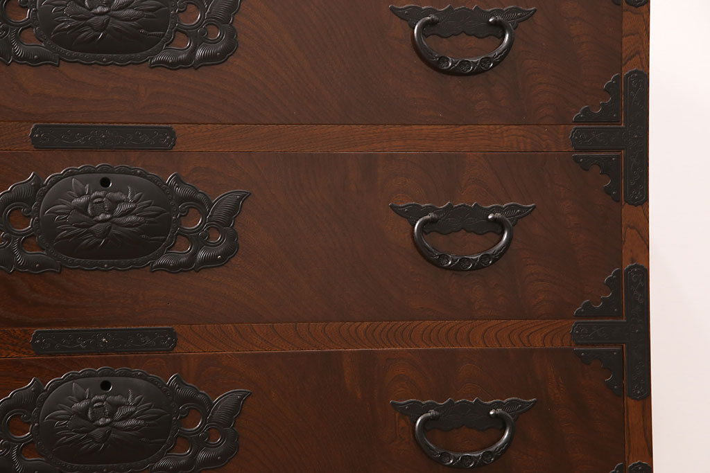 中古　国産手造り民芸家具　天板リメイク　凝った金具と美しい杢目が目を引く重ね和箪笥(和タンス、重ねタンス、チェスト、引き出し)(R-052655)