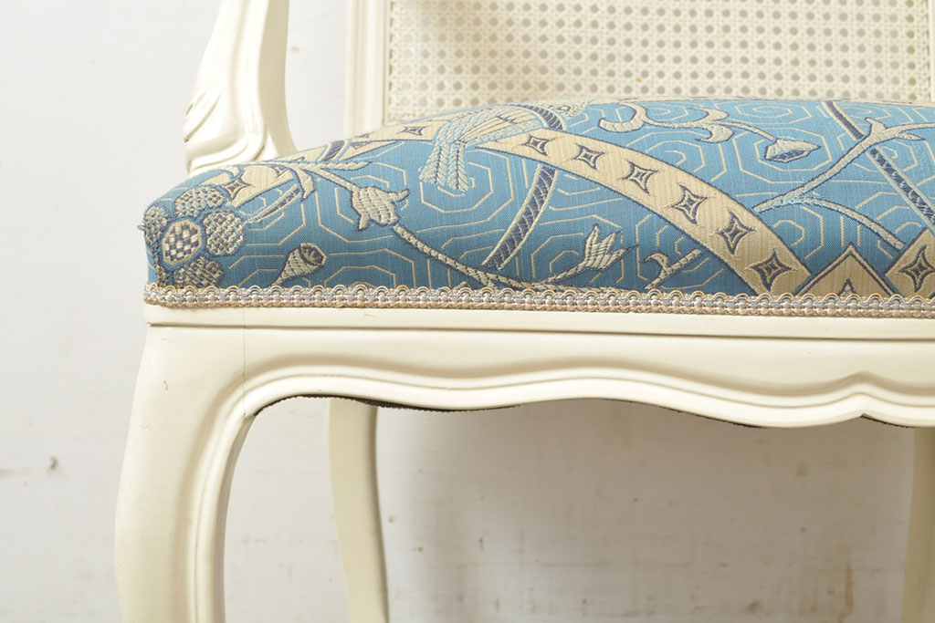 中古　フランス高級輸入家具　爽やかな色合いが美しいラタンバックアームチェア2脚セット(ダイニングチェア、椅子)(2脚定価 約40万円)(R-052716)