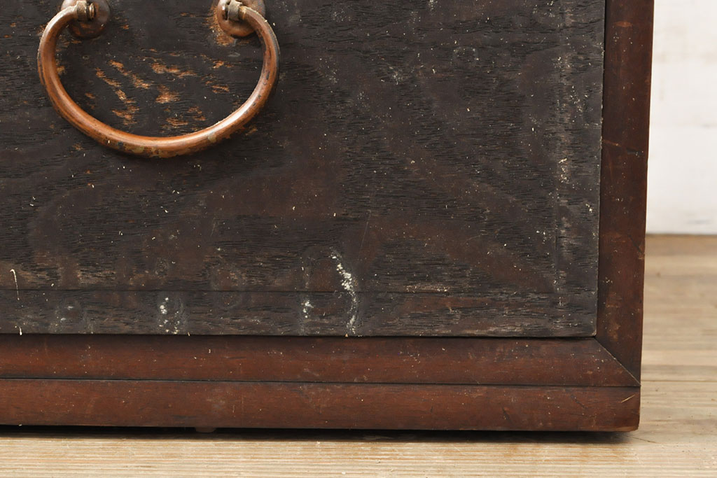 和製アンティーク　前面栗材　味のある佇まいが目を引く時代箪笥(たんす)ローボード(ローチェスト、引き出し、和箪笥)(R-052723)