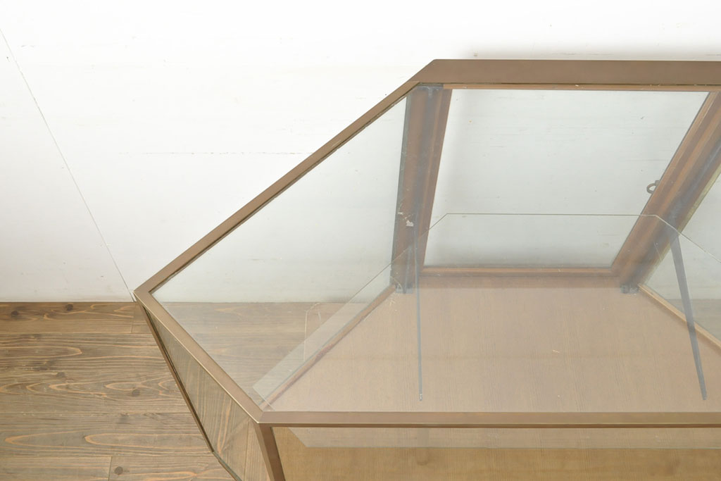 イギリスアンティーク　激レア!　高級品　HARRIS&SHELDON(ハリス シェルドン)社製　上品な佇まいが美しい、真鍮枠の六角形ガラスケース(ショーケース、店舗什器)(R-052728)
