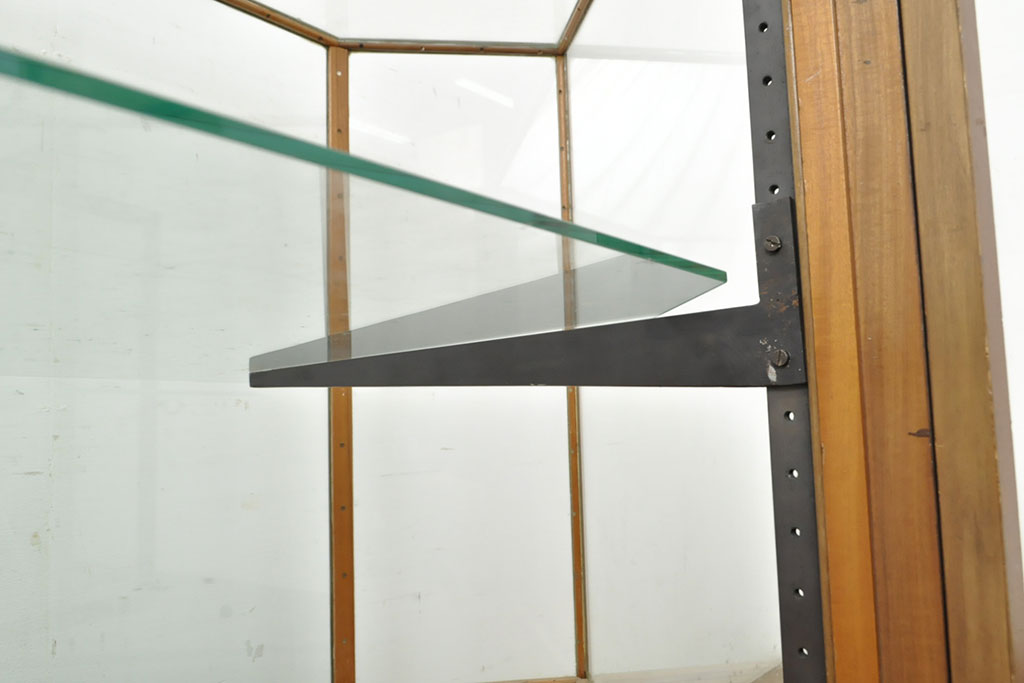 イギリスアンティーク　激レア!　高級品　HARRIS&SHELDON(ハリス シェルドン)社製　上品な佇まいが美しい、真鍮枠の六角形ガラスケース(ショーケース、店舗什器)(R-052728)