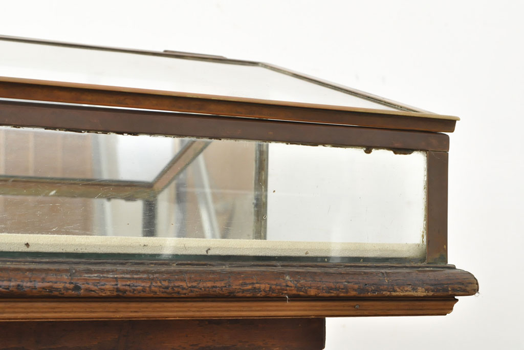 フランスアンティーク　激レアデザイン!　真鍮枠と木脚の組み合わせがおしゃれな、アイランドタイプガラスケース(ショーケース、店舗什器)(R-052729)