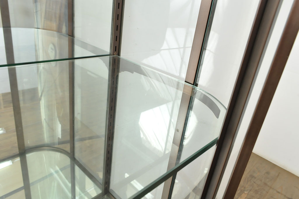 フランスビンテージ　激レアデザイン!　Rガラス　真鍮枠　品のある佇まいが目を引く縦型ガラスケース(ショーケース、収納棚、飾り棚、キャビネット、ヴィンテージ、曲げガラス)(R-052732)