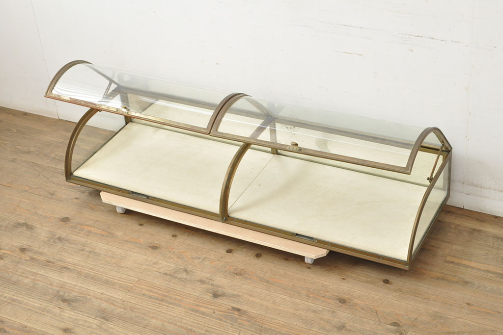 フランスアンティーク　激レアデザイン!　真鍮枠がおしゃれなRガラス卓上ショーケース(ガラスケース、店舗什器)(R-052733)