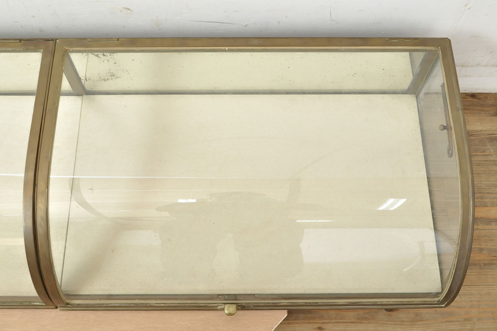 フランスアンティーク　激レアデザイン!　真鍮枠がおしゃれなRガラス卓上ショーケース(ガラスケース、店舗什器)(R-052733)