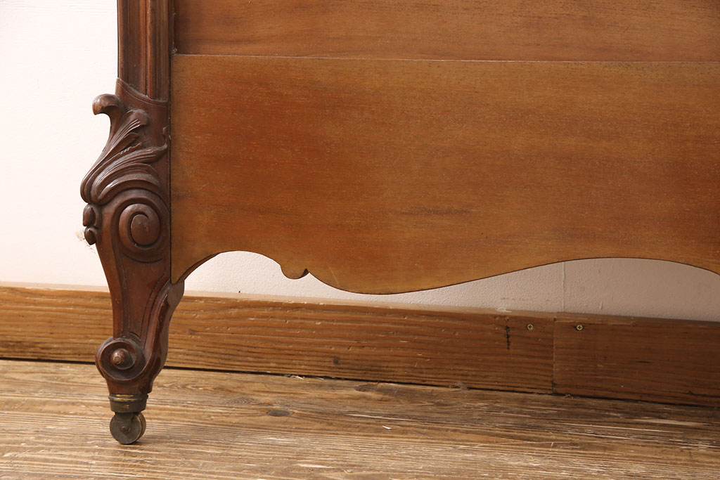 アンティーク家具　最高級　フランス　マホガニー材　落ち着きのある色合いと素晴らしい彫刻がクラシカルな雰囲気を高めるベッドフレーム(セミダブル)(R-052735)