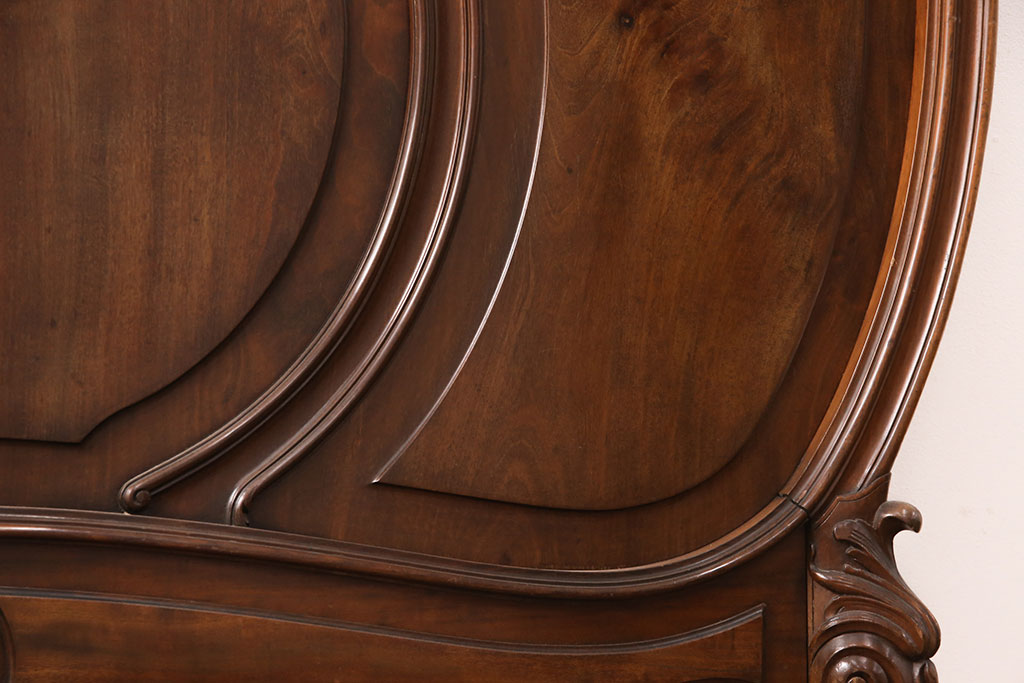 アンティーク家具　最高級　フランス　マホガニー材　落ち着きのある色合いと素晴らしい彫刻がクラシカルな雰囲気を高めるベッドフレーム(セミダブル)(R-052735)