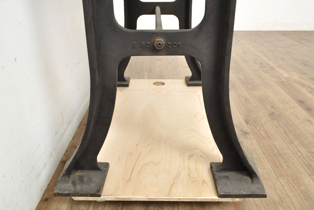 フランスアンティーク インダストリアル 鋳物脚が無骨で格好いい作業台 