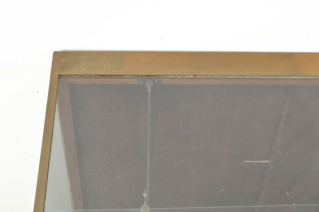 フランスアンティーク　真鍮枠と直線的なデザインがおしゃれな、五角形ガラスケース(ショーケース、店舗什器)(R-052837)