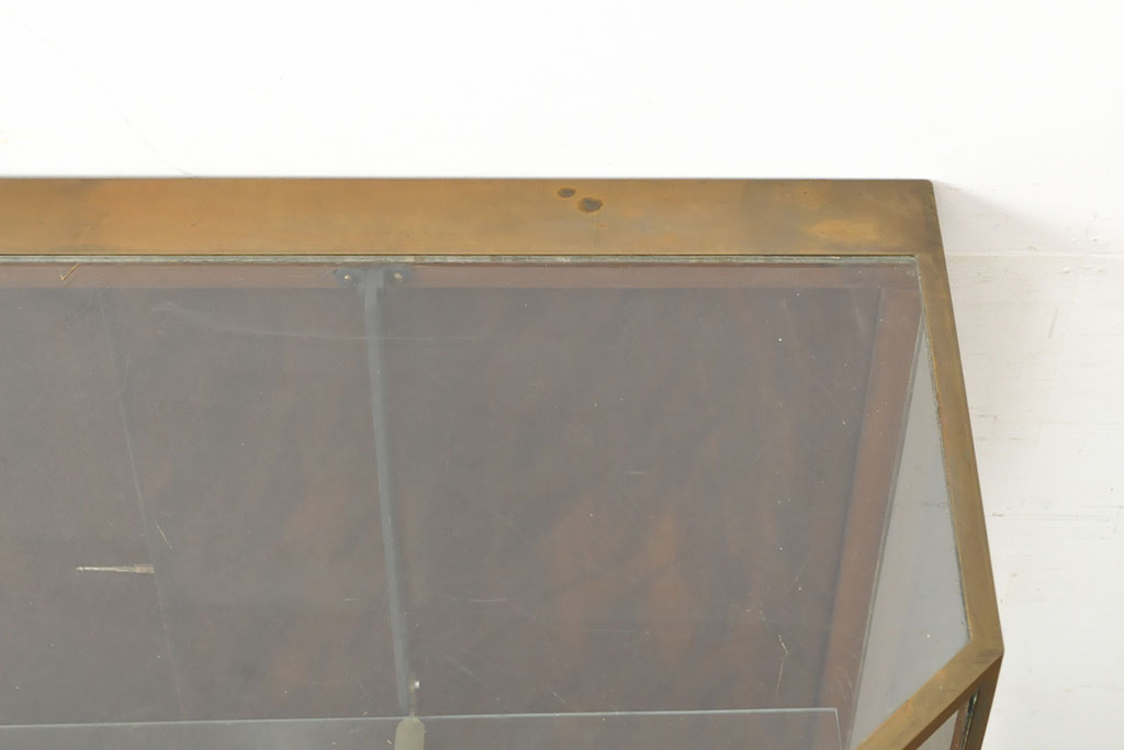 フランスアンティーク　真鍮枠と直線的なデザインがおしゃれな、五角形ガラスケース(ショーケース、店舗什器)(R-052837)