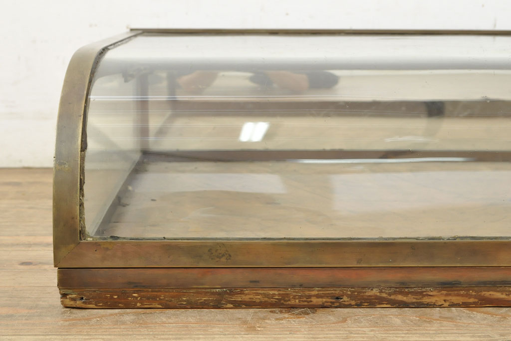 フランスアンティーク　真鍮枠がクールな雰囲気を醸し出すRガラス卓上ショーケース(ガラスケース、店舗什器、曲げガラス、陳列棚)(R-052838)