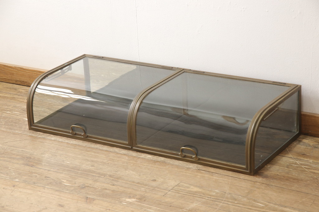フランスアンティーク　激レアデザイン!　真鍮枠　背板が鏡張りで広々見えるRガラス卓上ショーケース(ガラスケース、陳列棚、店舗什器)(R-052842)