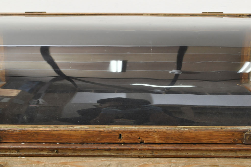 フランスアンティーク　激レアデザイン!　木枠が味わい深く、レトロな雰囲気を醸し出すRガラス卓上ショーケース(ガラスケース、陳列棚、店舗什器)(R-052845)