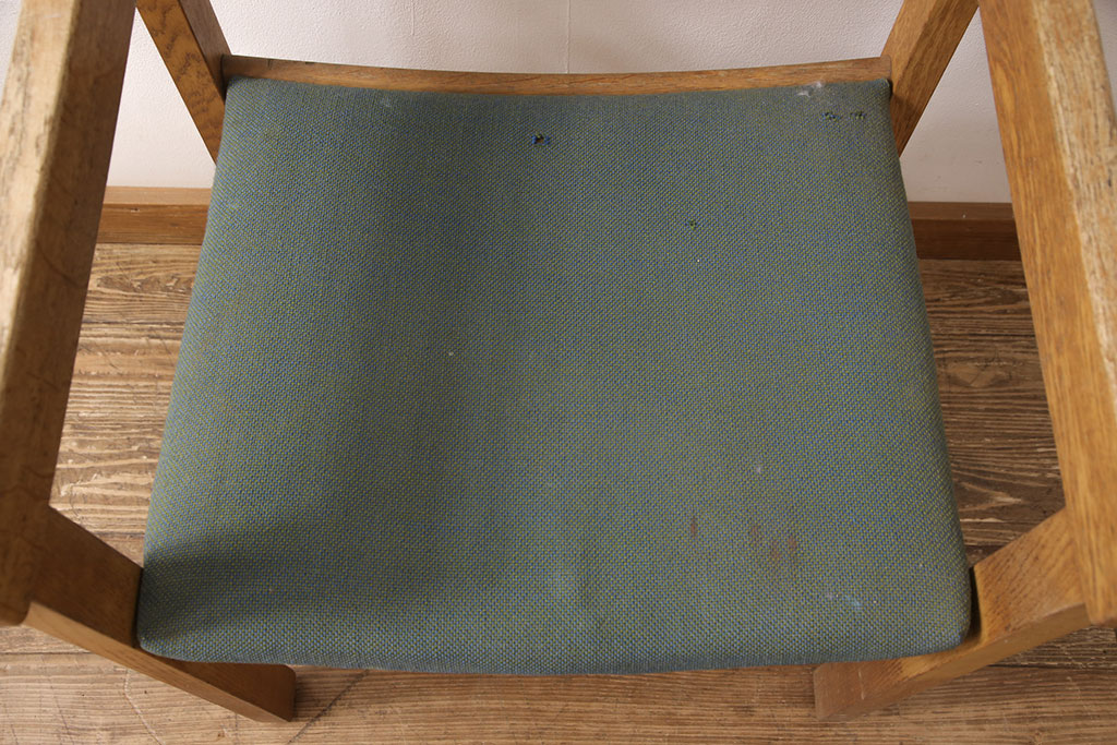 デンマークビンテージ　Hans J Wegner(ハンス・J・ウェグナー)　GETAMA(ゲタマ)　CONFERENCECHAIR　オーク材　洗練された佇まいが目を引くカンファレンスチェア(アームチェア、イス、椅子、ダイニングチェア、ヴィンテージ、北欧)(R-052926)