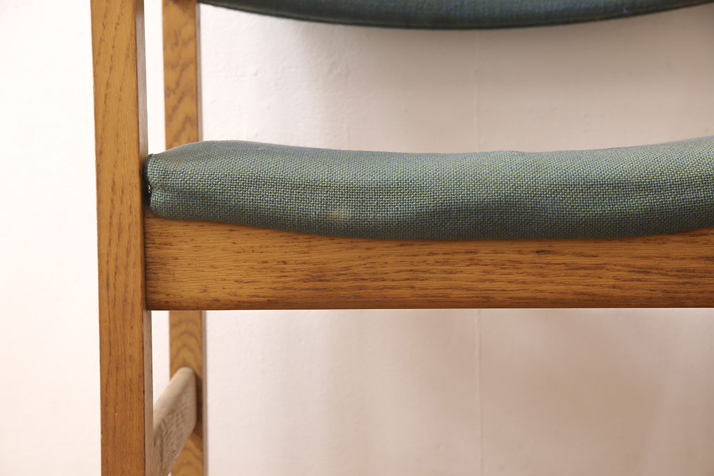 デンマークビンテージ　Hans J Wegner(ハンス・J・ウェグナー)　GETAMA(ゲタマ)　CONFERENCECHAIR　オーク材　洗練された佇まいが目を引くカンファレンスチェア(アームチェア、イス、椅子、ダイニングチェア、ヴィンテージ、北欧)(R-052926)