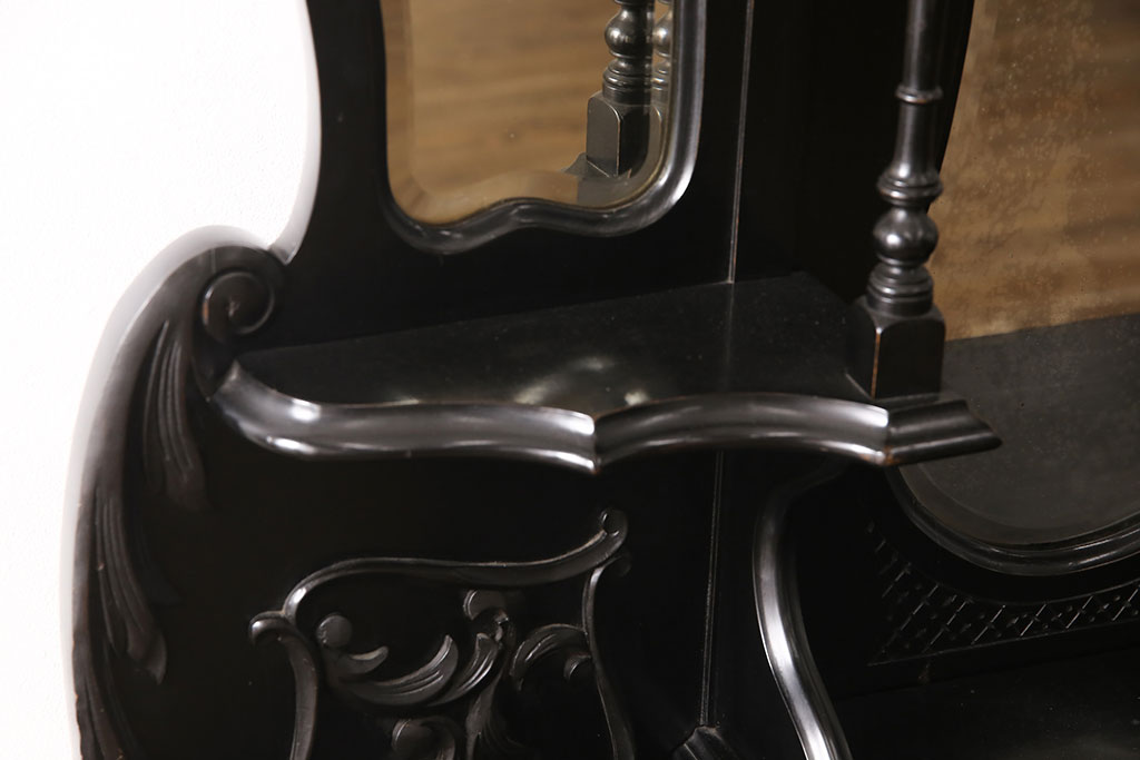 イギリスアンティーク　ウォールナット材　細やかな彫刻と曲線のデザインが優雅なパーラーキャビネット(飾り棚、戸棚、ミラー)(R-052930)