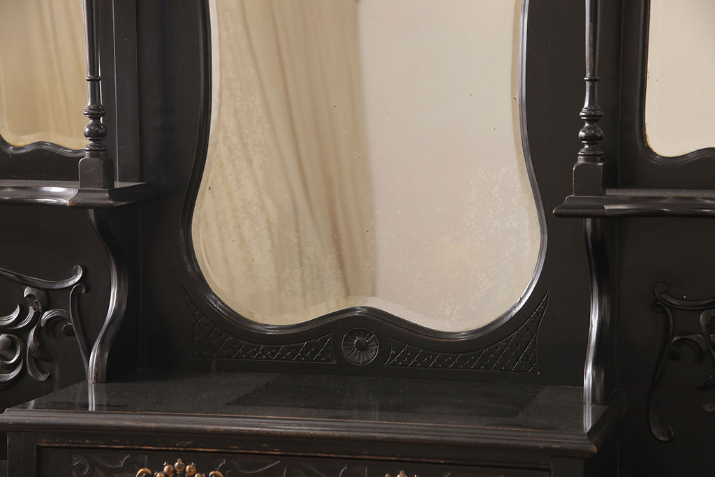イギリスアンティーク　ウォールナット材　細やかな彫刻と曲線のデザインが優雅なパーラーキャビネット(飾り棚、戸棚、ミラー)(R-052930)