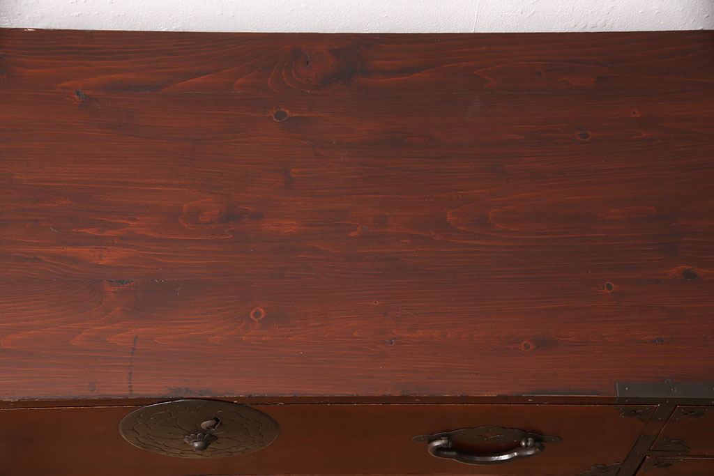 和製アンティーク　前面ケヤキ材　繊細なデザインの金具と漆がきれいな米沢箪笥(和たんす、収納箪笥、時代箪笥、引き出し)(R-052957)