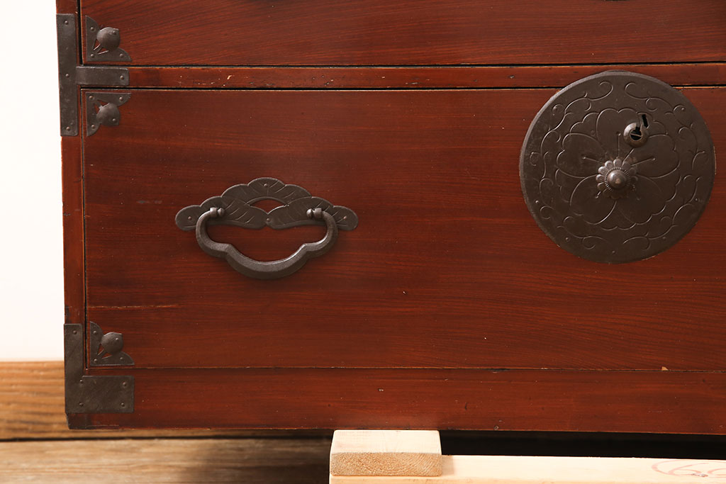 和製アンティーク　前面ケヤキ材　繊細なデザインの金具と漆がきれいな米沢箪笥(和たんす、収納箪笥、時代箪笥、引き出し)(R-052957)