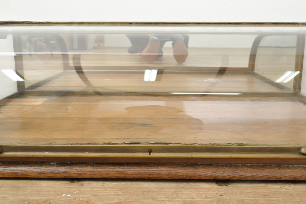 フランスアンティーク　激レアデザイン!　真鍮枠　背板が鏡張りで広々見えるRガラス卓上ショーケース(ガラスケース、陳列棚、店舗什器)(R-052963)