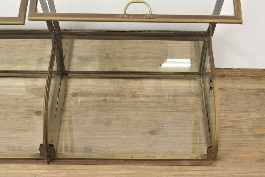 フランスアンティーク　激レアデザイン!　真鍮枠　背面鏡張り、底面までガラス張りのRガラス卓上ショーケース(ガラスケース、陳列棚、店舗什器)(R-052964)