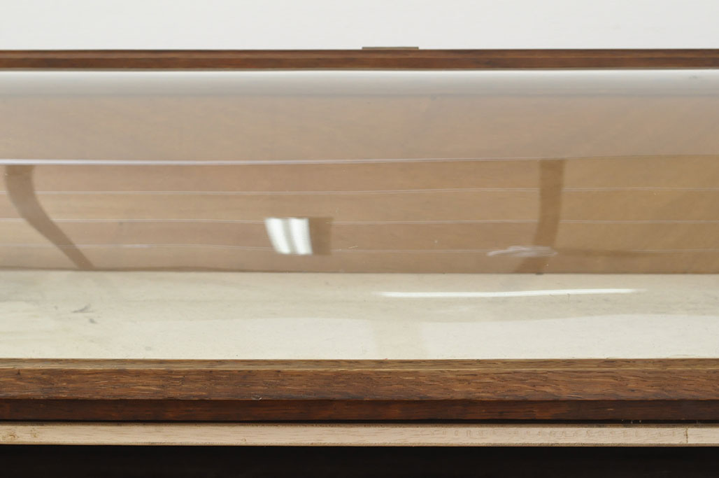 フランスアンティーク　木枠がナチュラルやカントリーテイストにぴったりな、Rガラス卓上ショーケース(ガラスケース、店舗什器、曲げガラス)(R-052976)