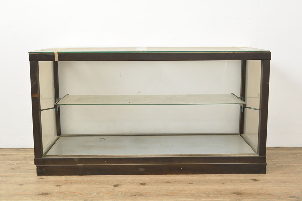 和製アンティーク　シンプルなデザインで取り入れやすい横長ガラスケース(ショーケース、店舗什器)(R-052987)