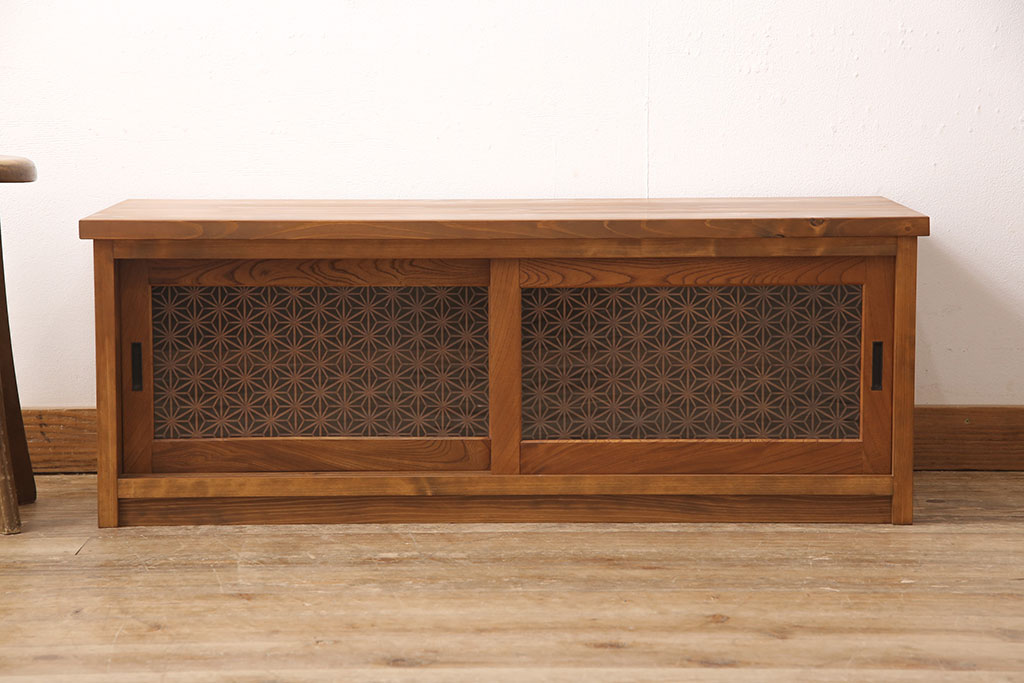 ラフジュ工房オリジナル　古建具リメイク 組子風デザインの扉が空間のアクセントにもなるテレビボード(テレビ台、ローボード、収納棚、戸棚)(R-052993)