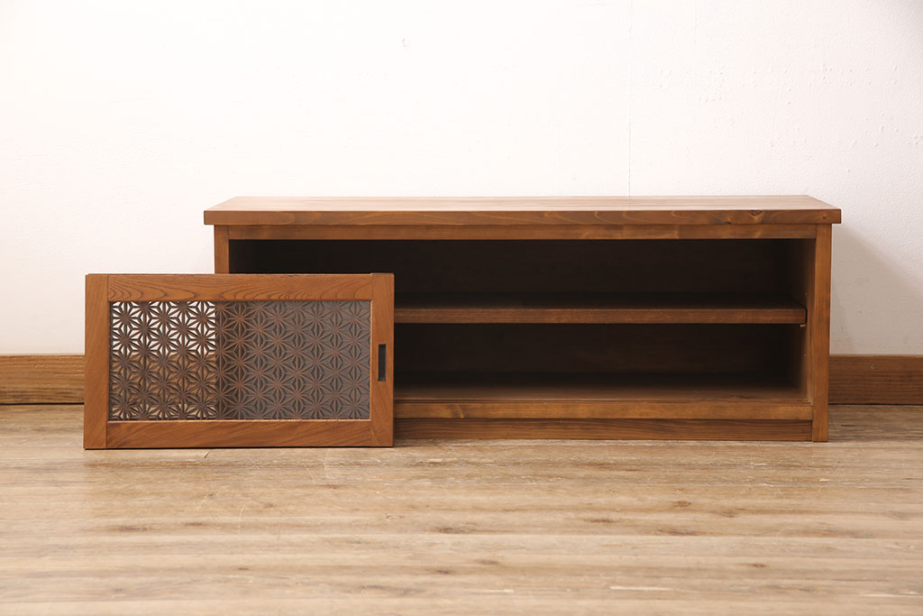 ラフジュ工房オリジナル　古建具リメイク 組子風デザインの扉が空間のアクセントにもなるテレビボード(テレビ台、ローボード、収納棚、戸棚)(R-052993)