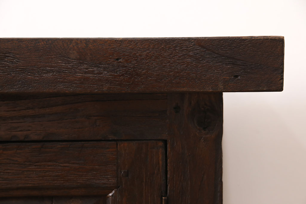中古　海外輸入家具　展示品　美品　木の風合いが味わい深い総無垢材製のカウンターテーブル(サイドキャビネット、サイドボード、収納棚、リビングボード)(R-052995)