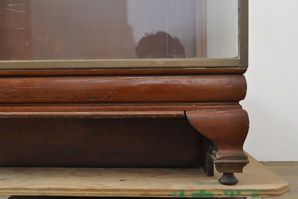 フランスアンティーク　真鍮フレームと脚の凝ったつくりが目を引くガラスケース(ショーケース、店舗什器)(R-053015)