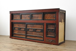 ヴィンテージ家具　イギリスビンテージ　ERCOL(アーコール)　old colonial(オールドコロニアル)　彫りの装飾が目を引くクラシカルなサイドボード(収納棚、キャビネット)(R-050416)