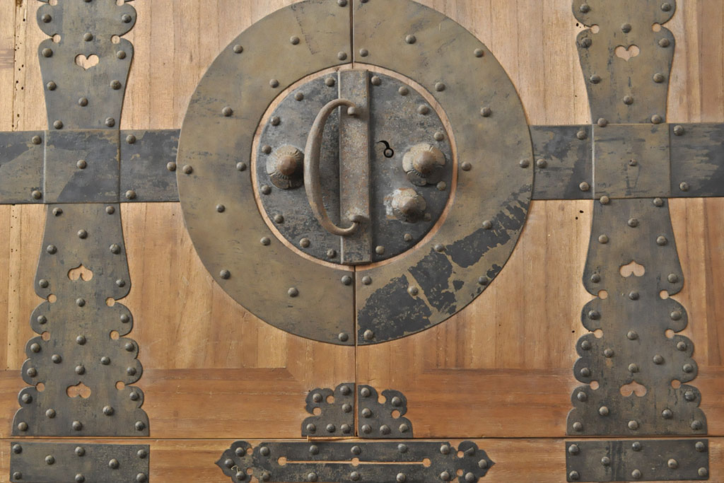 和製アンティーク　観音開き　迫力のある立派な十字金具が魅力的な上手物の総桐箪笥(桐たんす、和たんす、時代箪笥、引き出し)(R-053026)