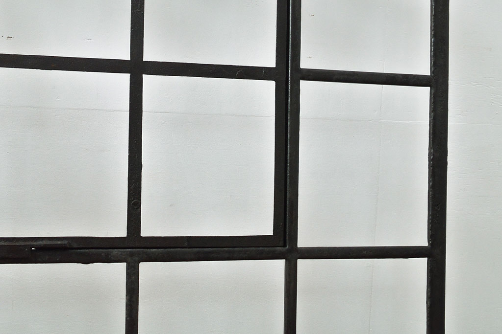 フランスアンティーク　鋳物　レア品!小窓が付いた珍しいデザインが魅力の格子(格子窓、明り取り、明かり取り、建具、ディスプレイ)(R-053119)