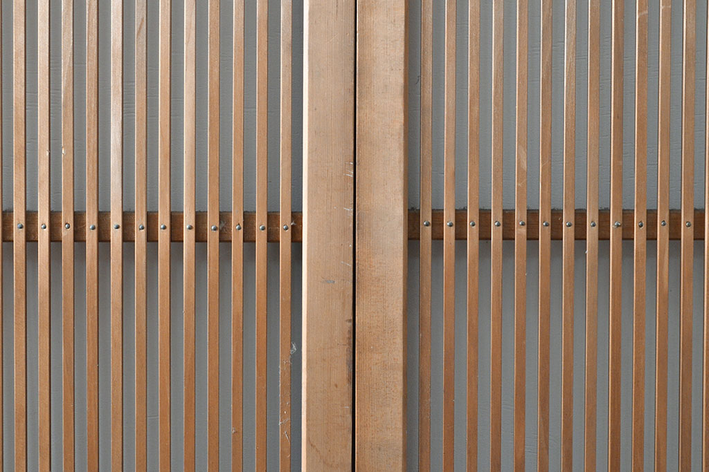 アンティーク建具　昭和初期　幅狭　整然と並ぶ細い縦桟が涼し気な雰囲気を醸し出す格子戸2枚セット(引き戸)(R-053133)