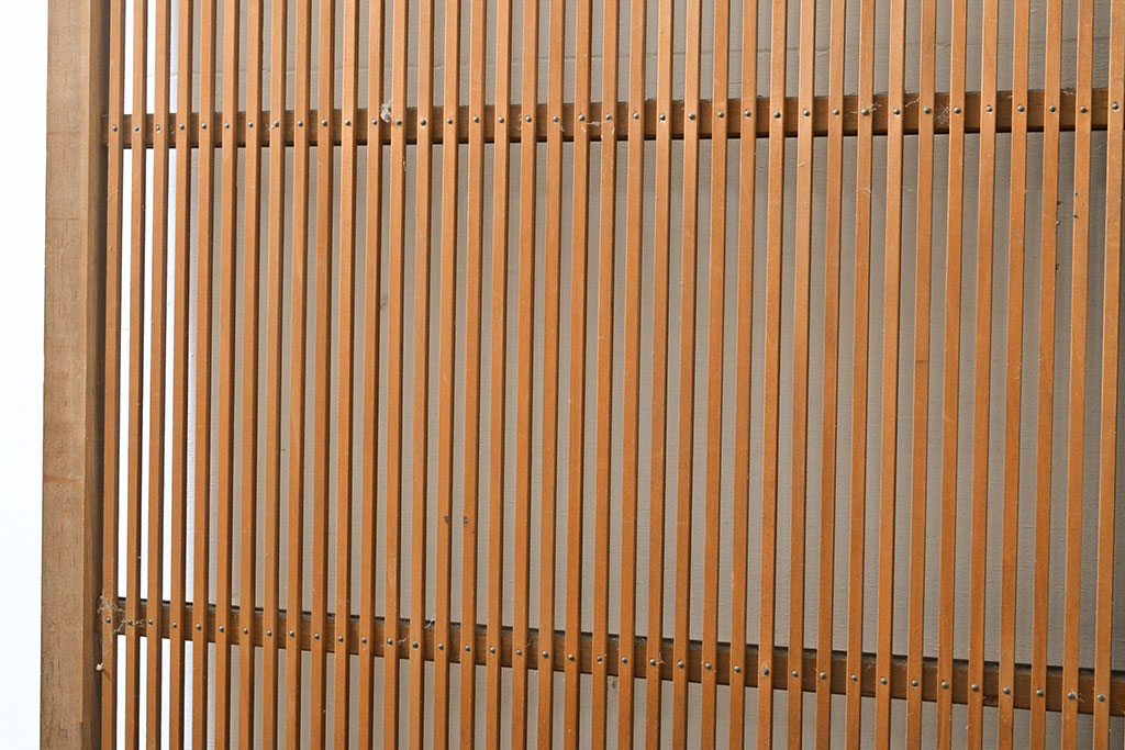 アンティーク建具　昭和初期　幅狭　整然と並ぶ細い縦桟が涼し気な雰囲気を醸し出す格子戸2枚セット(引き戸)(R-053133)