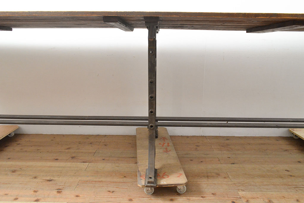 フランスアンティーク　パイン材　特大!インダストリアルな空間づくりにおすすめの鉄脚テーブル(作業台、アイアンレッドワークデスク、在宅ワーク、在宅用)(R-053220)