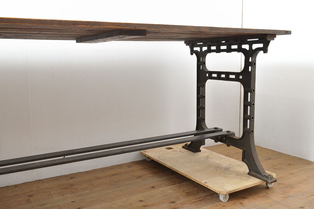フランスアンティーク　パイン材　特大!インダストリアルな空間づくりにおすすめの鉄脚テーブル(作業台、アイアンレッドワークデスク、在宅ワーク、在宅用)(R-053220)