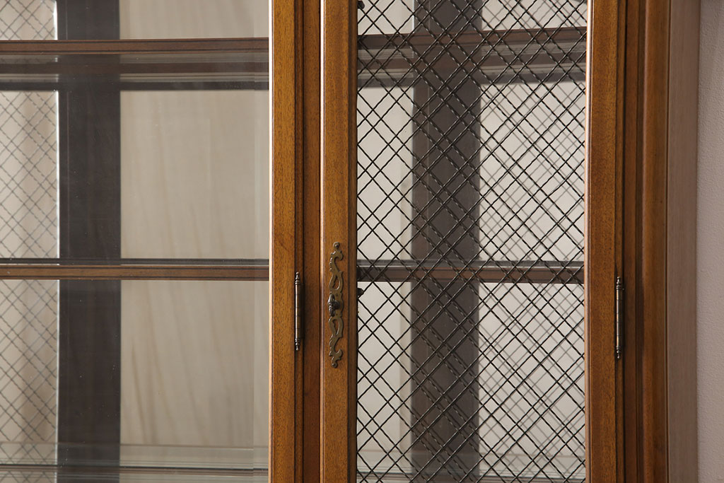 中古　美品　DREXEL HERITAGE(ドレクセルヘリテイジ)　Touraine(ツーレイン)　エレガントな佇まいのチャイナキャビネット(定価約92万円)(食器棚、飾り棚、収納棚)(R-053247)