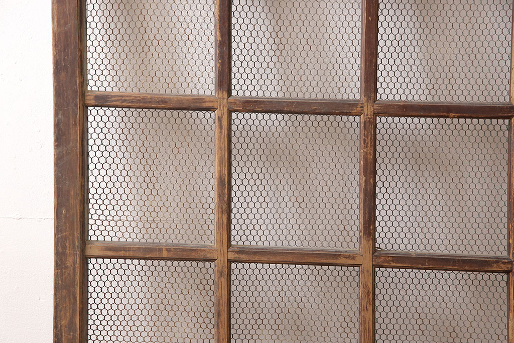 アンティーク建具　明治期　ヒノキ材　亀甲金網付き　経年を感じる風合いが魅力!貫禄を感じる蔵戸(きつね格子、狐格子、玄関戸、玄関ドア、引き戸、格子戸、マス目、升目)(R-053269)