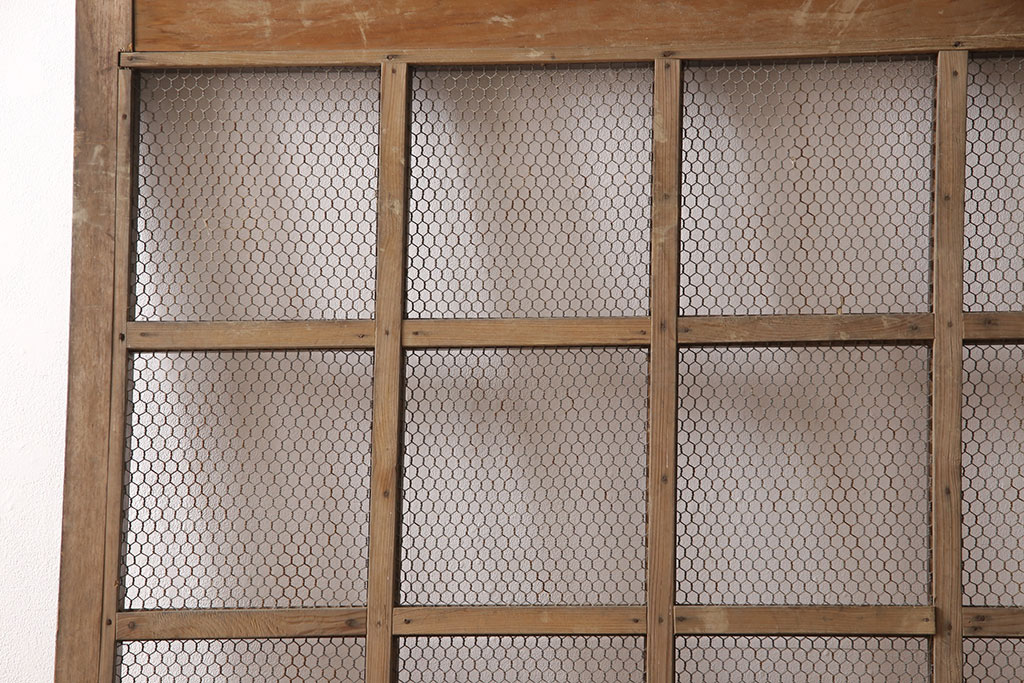 アンティーク建具　明治期　ヒノキ材　亀甲金網付き　経年を感じる風合いが魅力!貫禄を感じる蔵戸(きつね格子、狐格子、玄関戸、玄関ドア、引き戸、格子戸、マス目、升目)(R-053269)